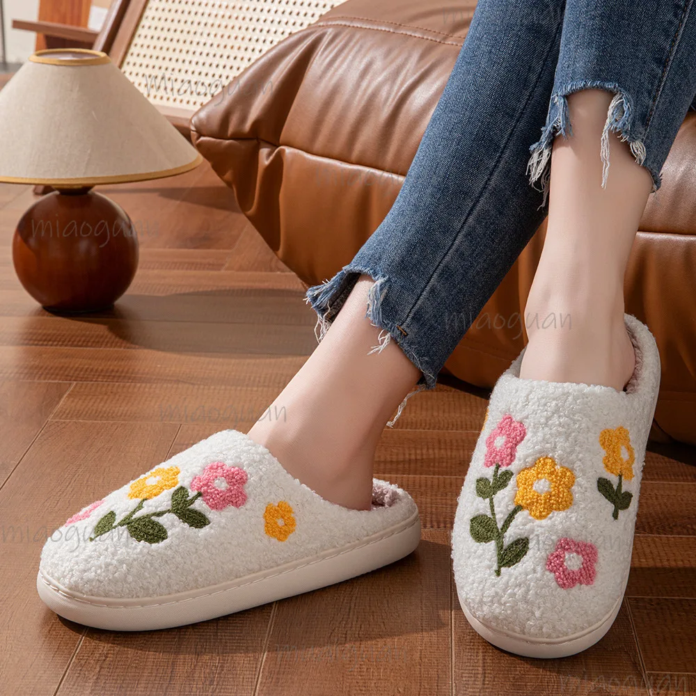 

Новинка 2023 года, зимние милые женские тапочки, модные домашние шлепанцы с цветами для девочек, повседневные домашние шлепанцы на мягкой подошве с плоской подошвой