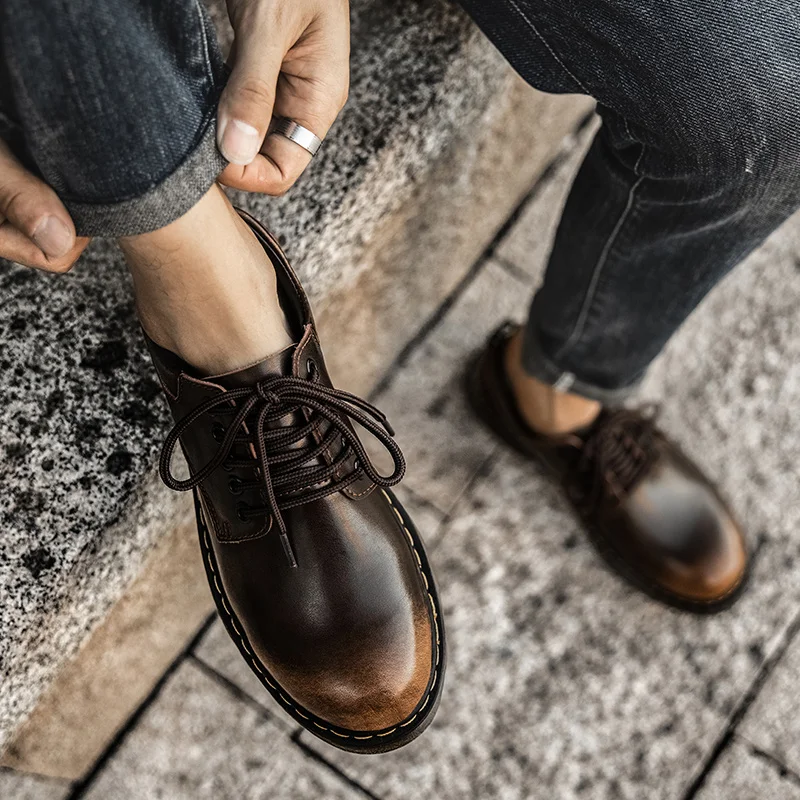 تصميم نعل غير قابل للانزلاق لأحذية التنقل بمقدمة مستديرة للنساء وسطح جلدي غير قابل للانزلاق لأحذية الارتداء الرسمية للرجال مقاس كبير