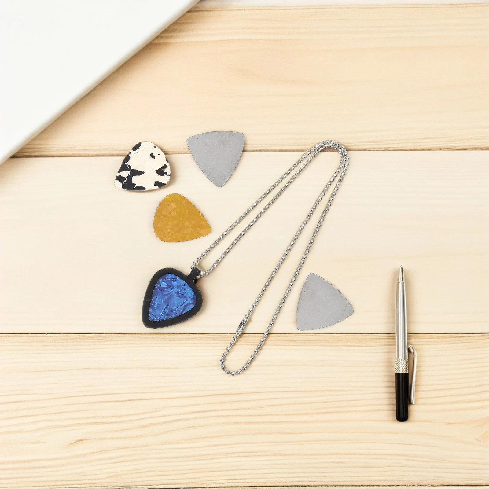 

1 set Guitar Pick Holder Pendant Necklace Silicone Dual Sided Anti Scratch for Acoustic Accessories Storage Container Keychain