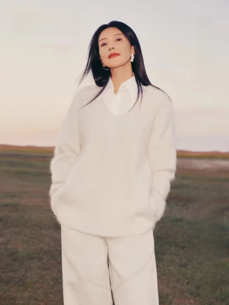 

Новая зимняя винтажная модель свитера Camere: комфортный крой, длинный рукав, V-образный вырез, стандартная длина, цельный крой.