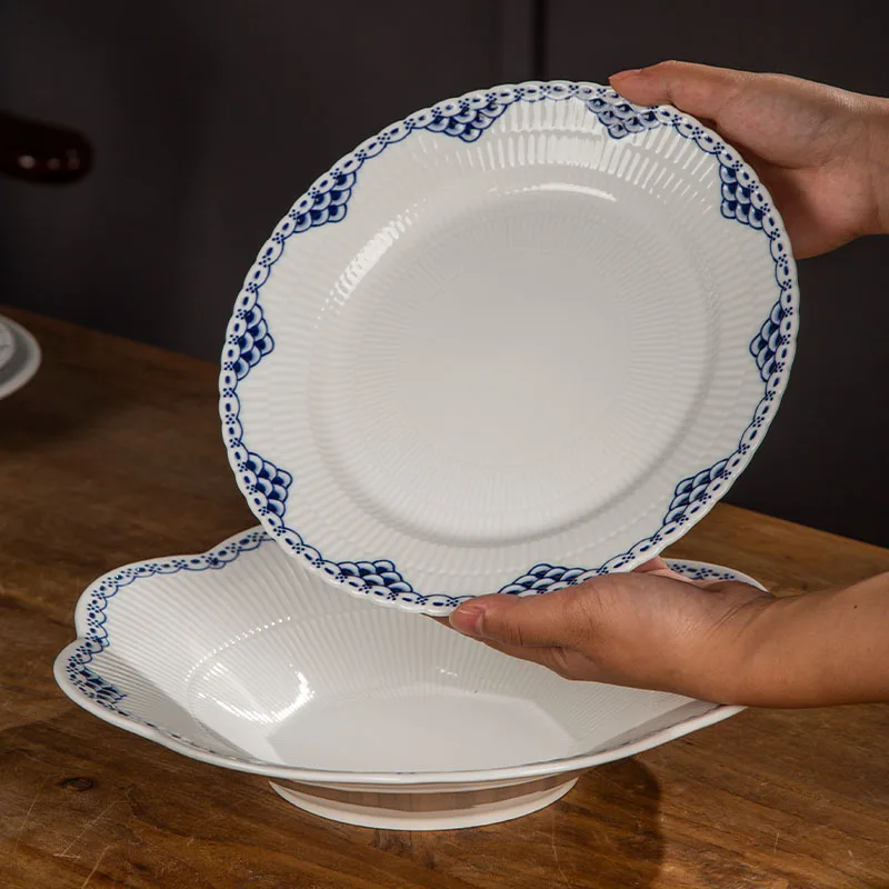 

Ручная роспись сине-белая круглая тарелка в китайском стиле ретро с узором Sle Tang попки, персонализированный глубокий диа для дома и коммерческого использования...