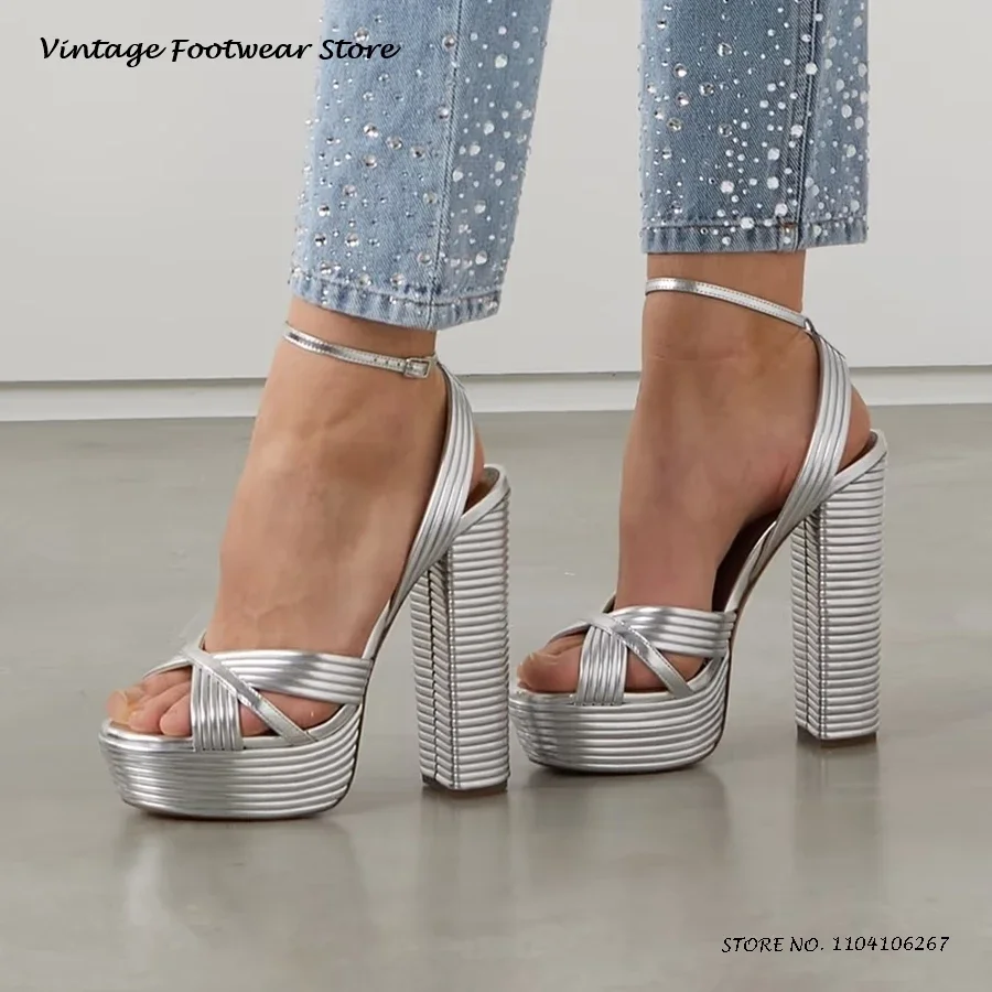 

Сандалии на платформе с металлическим кожаным ремешком и пряжкой. Элегантные босоножки на массивном каблуке с круглым носком. Женская летняя модная обувь для вечеринок.
