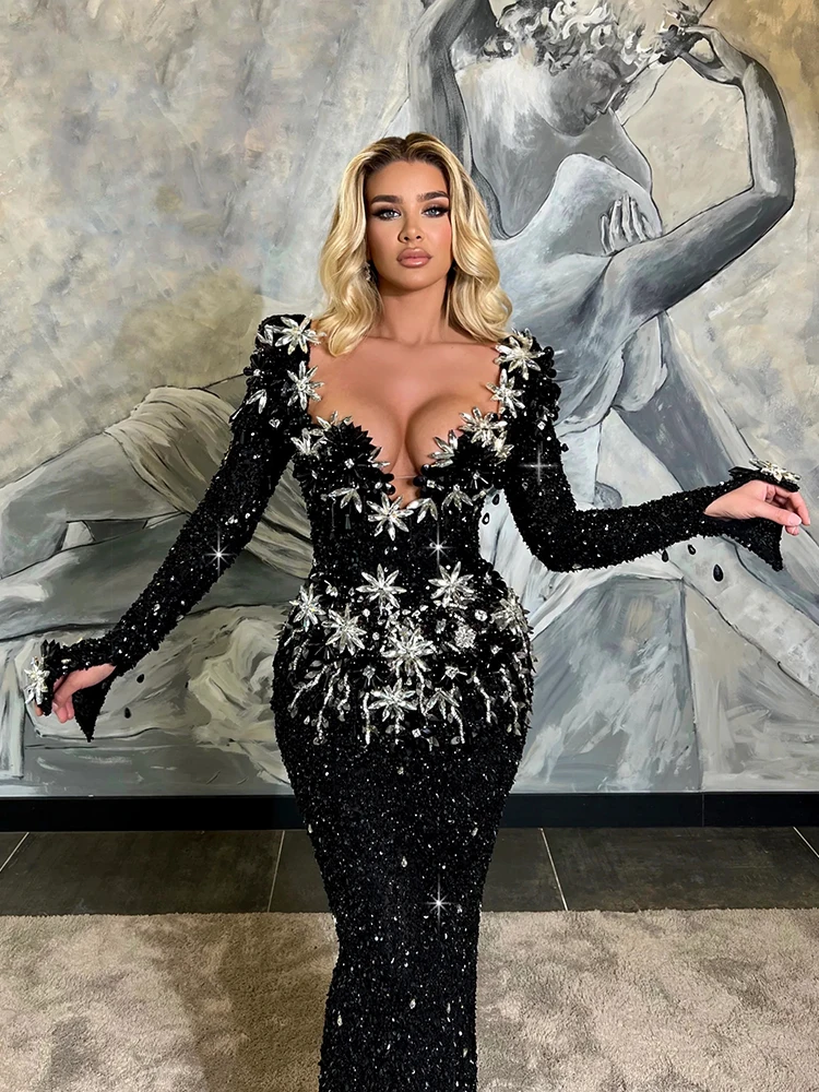 ثوب مسائي أسود ترتر على شكل قلب جميل فستان طويل مجوف منخفض القطع وأكمام طويلة تفاصيل زهور الماس Bodycon