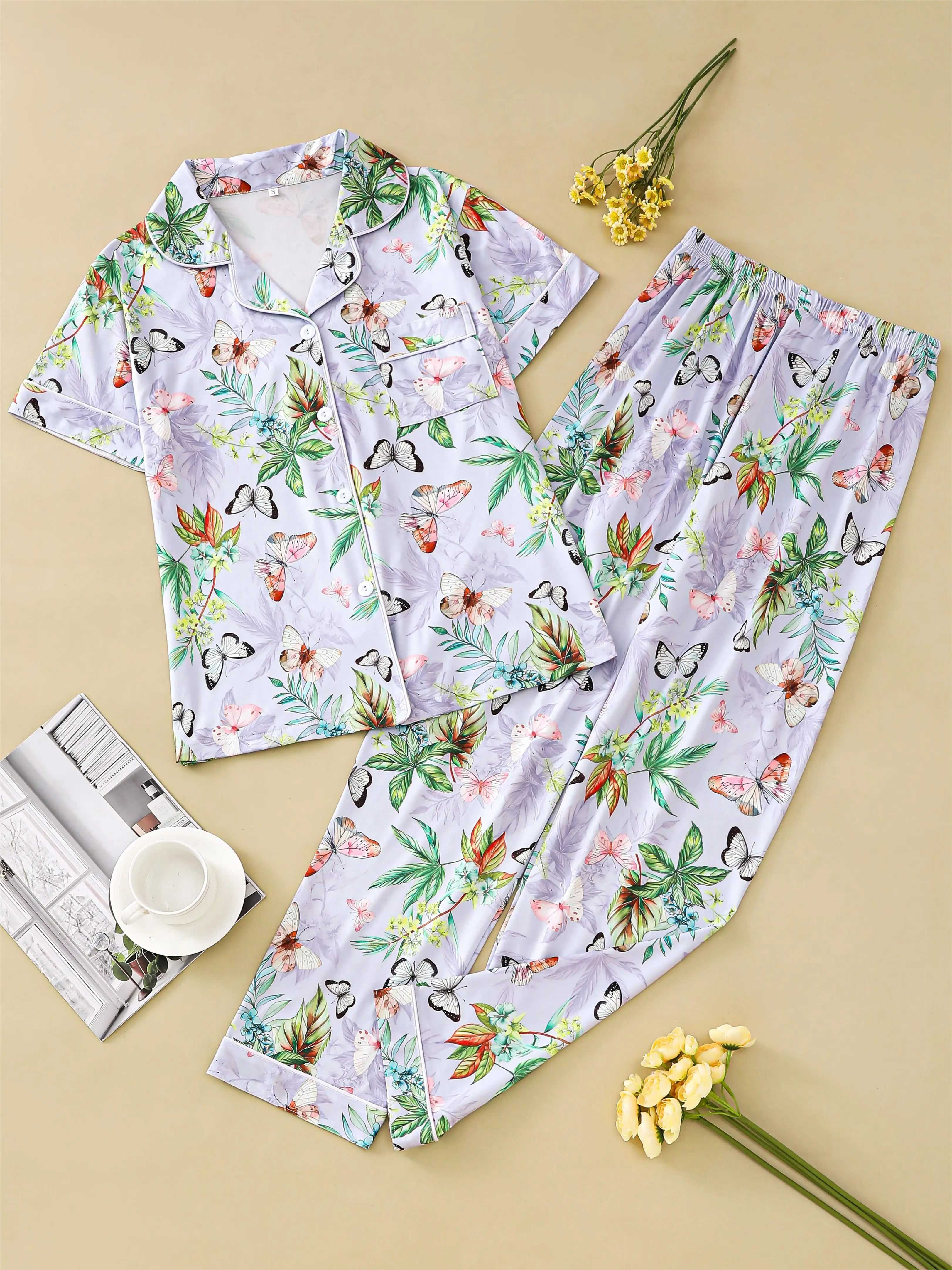 

Пижамный комплект женский с принтом в виде тропических растений и бабочек, Повседневная Пижама с лацканами, топ с коротким рукавом и свободные брюки
