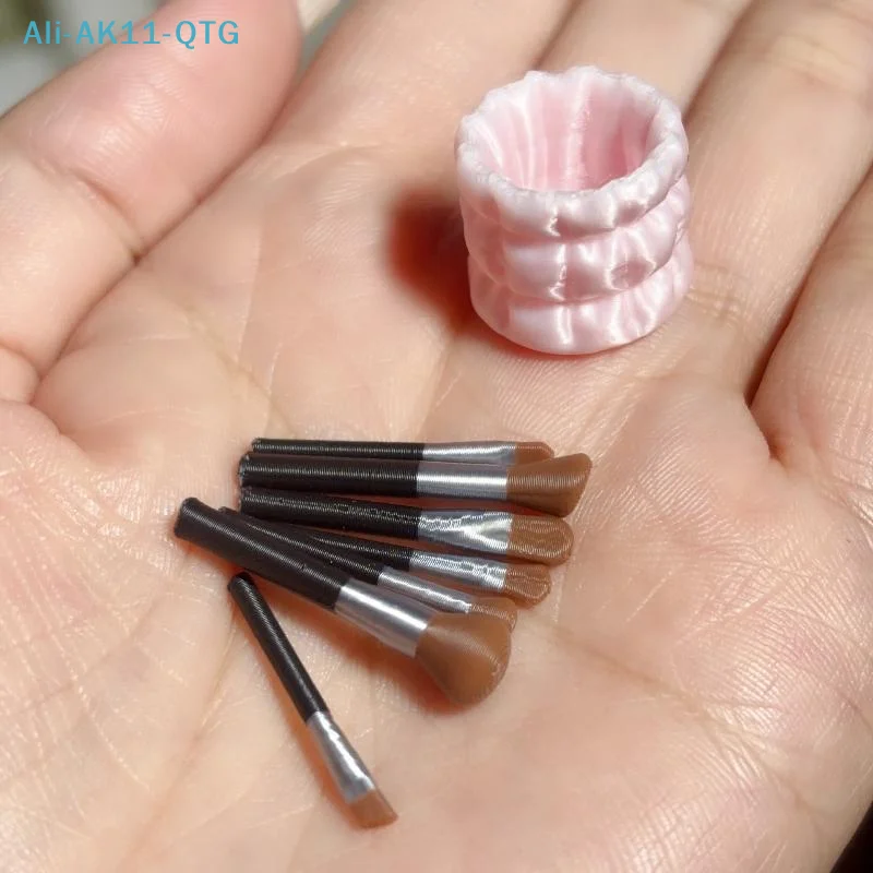 

Hot！1 Set Doll Accessories Toys 1/12 Dollhouse Miniature Simulation Makeup Brush Pen Holder Model Ornament Scene Decoration
