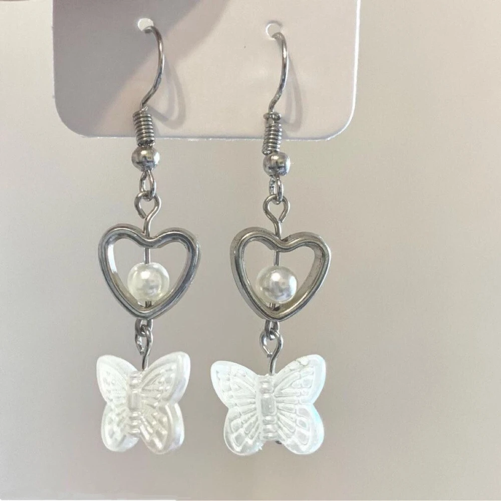 Sweet Y2K Heart Butterfly Dangle Earrings for Women Imitation Pearl Hollow Heart Frame White Butterfly Pendant Ear Hook Jewelry
