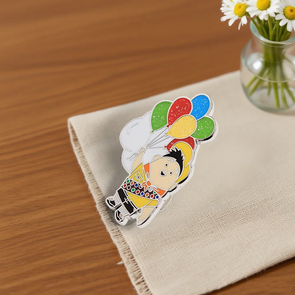 Cartoon-Anime-Charakter-Brosche, glitzernde, bunte Ballon-Fliegender-Junge-Emaille-Anstecknadel, klassisches Anime-Accessoire, Fan-Geschenk – Detail 5