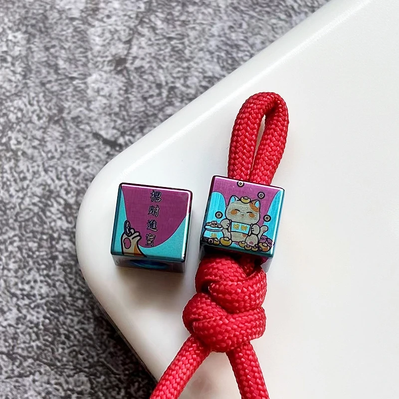 

Титановый сплав Lucky Cat Square Открытый EDC Инструмент Нож Бусина Паракорд Тканый Очаровательный Рюкзак Ремешок DIY Брелок