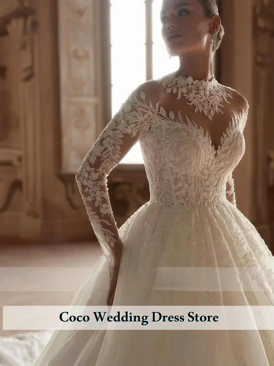 ชุดแต่งงานทรงบอลกาวน์แบบคอสูง แขนยาว หรูหราสั่งตัดพิเศษ ประดับลูกปัดและงานปัก พร้อมชายกระโปรงยาวแบบเจ้าหญิง