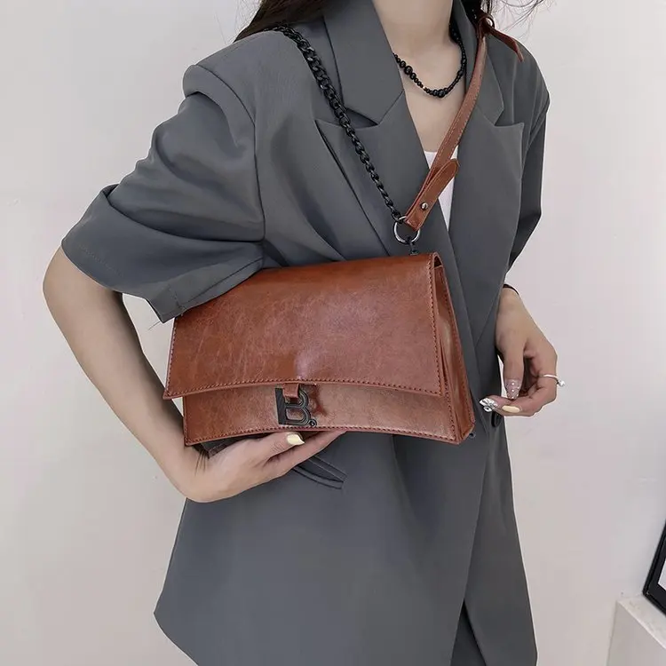 2025 خريف 547 جديد مشبك مغناطيسي حقيبة الساعة الرملية عصرية وشعبية الكتف حقيبة يد كروس ريترو تنوعا حقيبة نسائية