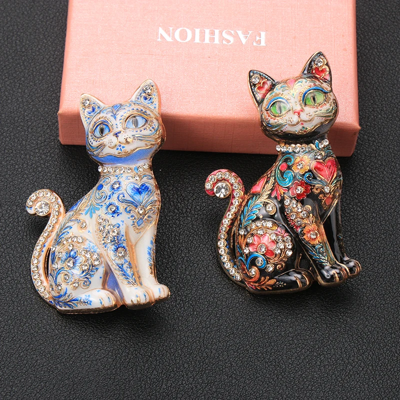 Vintage Enamel Cat Brooch Crystal Rhinestone Sitting Cat Lapel Pin Retro Animal Jewelry Gift for Women