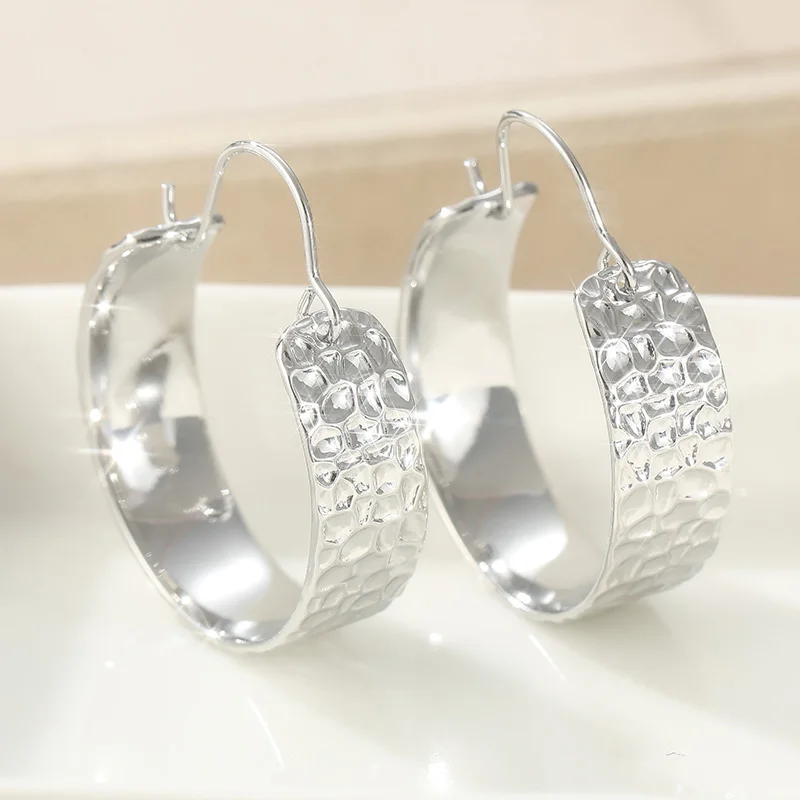 Vintage klassische versilberte breite Kreolen für Damen, modische Hängeohrringe mit gehämmertem Muster, Charm-Schmuck