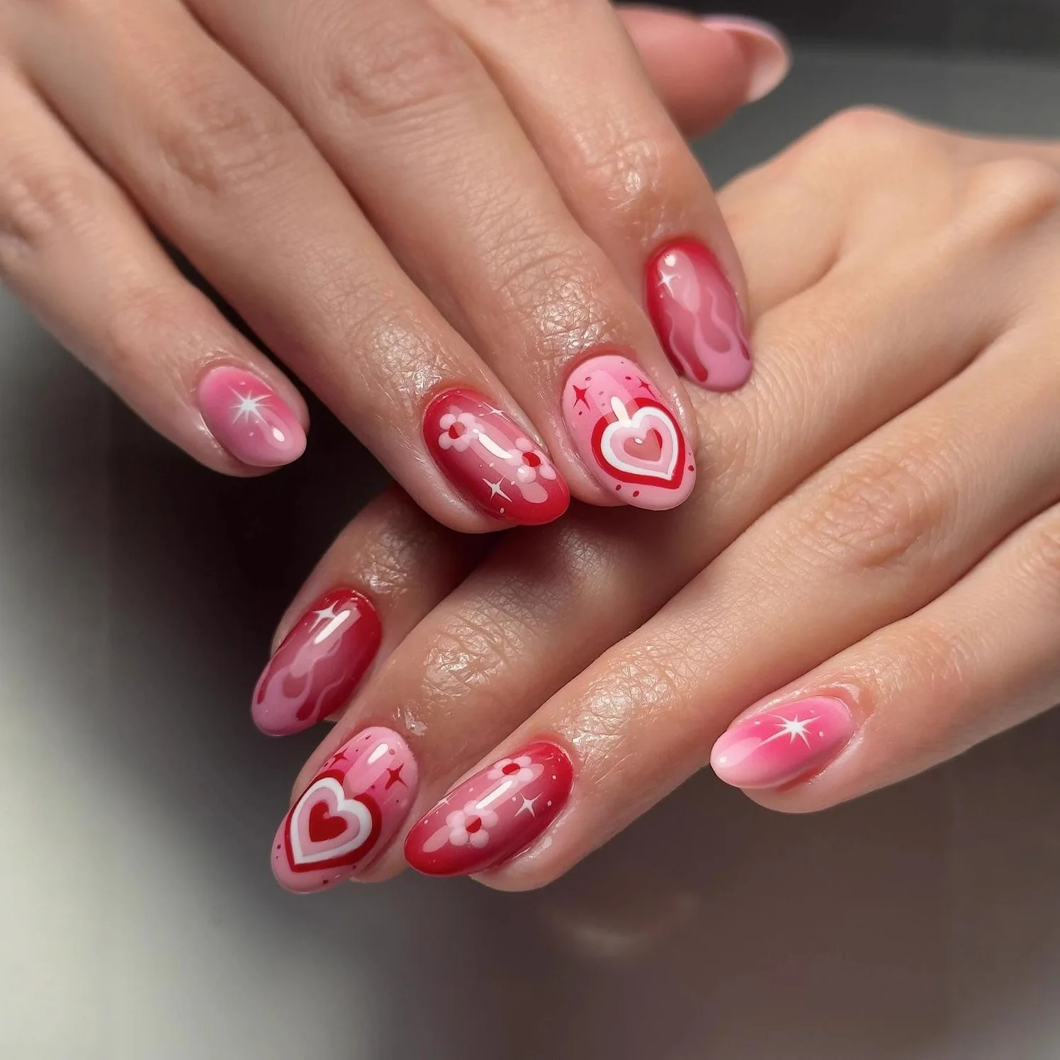 

24Pcs Pink Gradient Starburst Fake Nails Heart Flower Flame Press on Nails Short Round Head Wearable Full Cover False Nails Tips