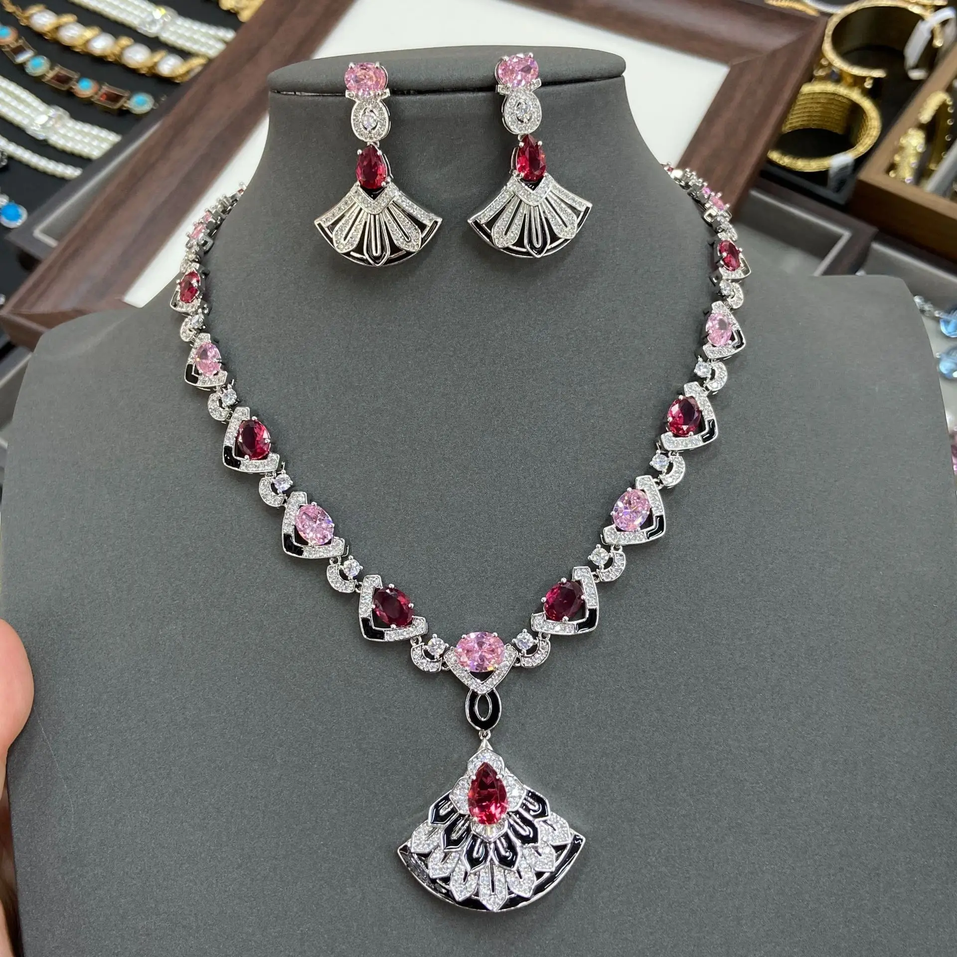 High-End Enamel Fan Matching Set Gold Tone Pink & Black Enamel Necklace Drop Earrings Ladies Formal Banquet Accessory