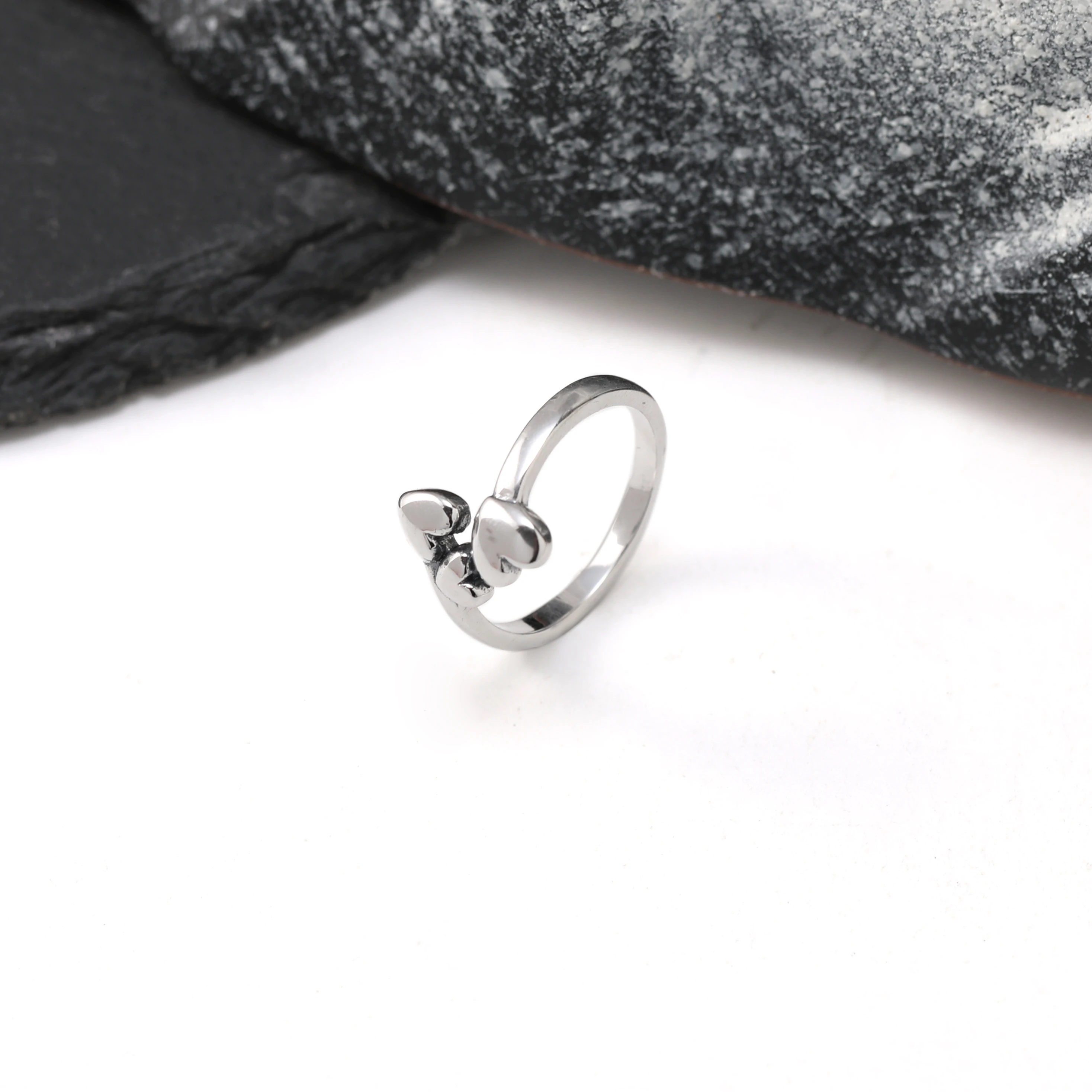 

R048 Authentic 925 Pure Silver Fashionable and Exquisite Gathered Hearts Ring
