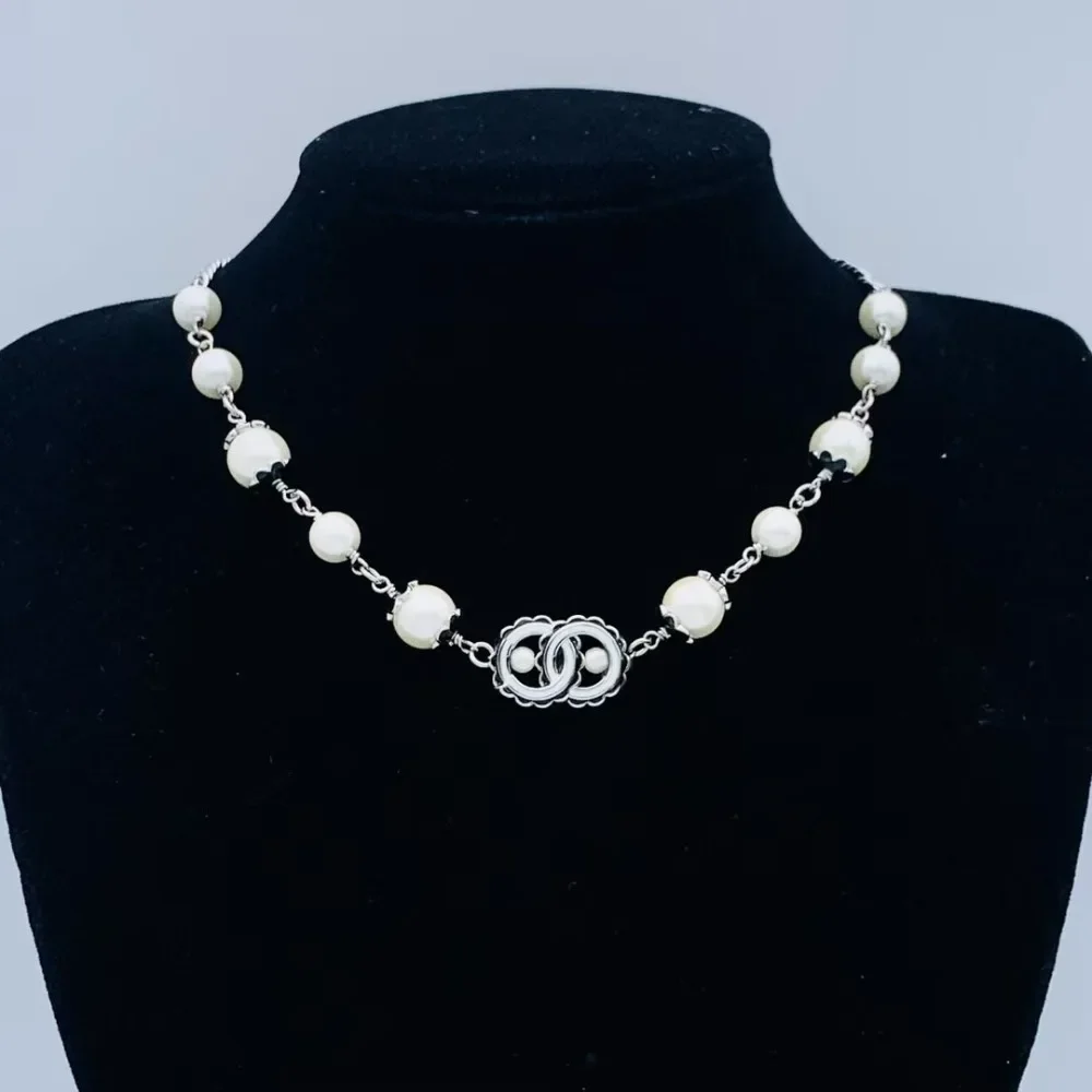 2025 موضة مزدوجة C رسالة قلادة أنثى الإنترنت المشاهير عالية الشعور الرجعية