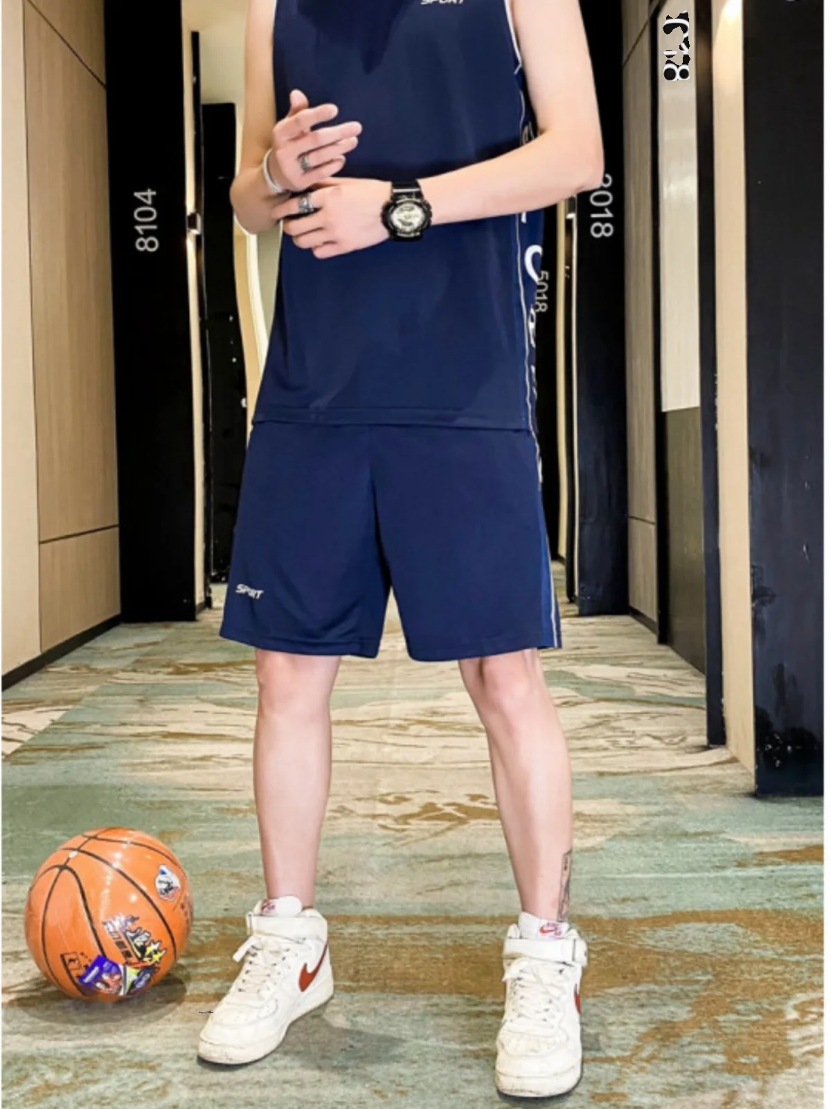 

Новый мужской баскетбольный комплект 2025 года: летний спортивный костюм из ледяного шелка, свободный тренировочный жилет и молодежные брюки из полиэстера длиной до колена