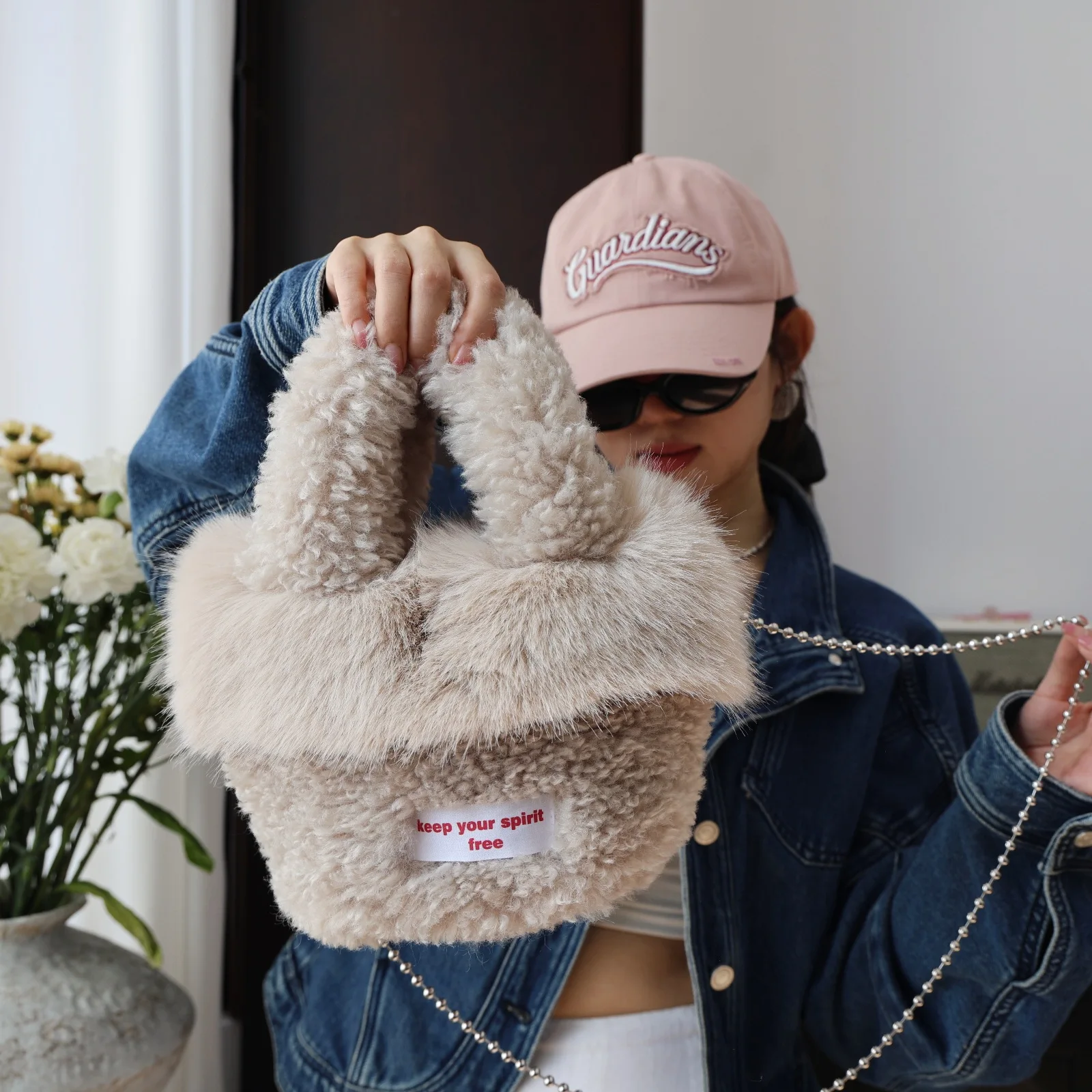 2026 New Winter Shake Fleece Plush Bag Women's New Stylish Single Shoulder Crossbody Bag Plush Hand-Held Plush Bucket Bag