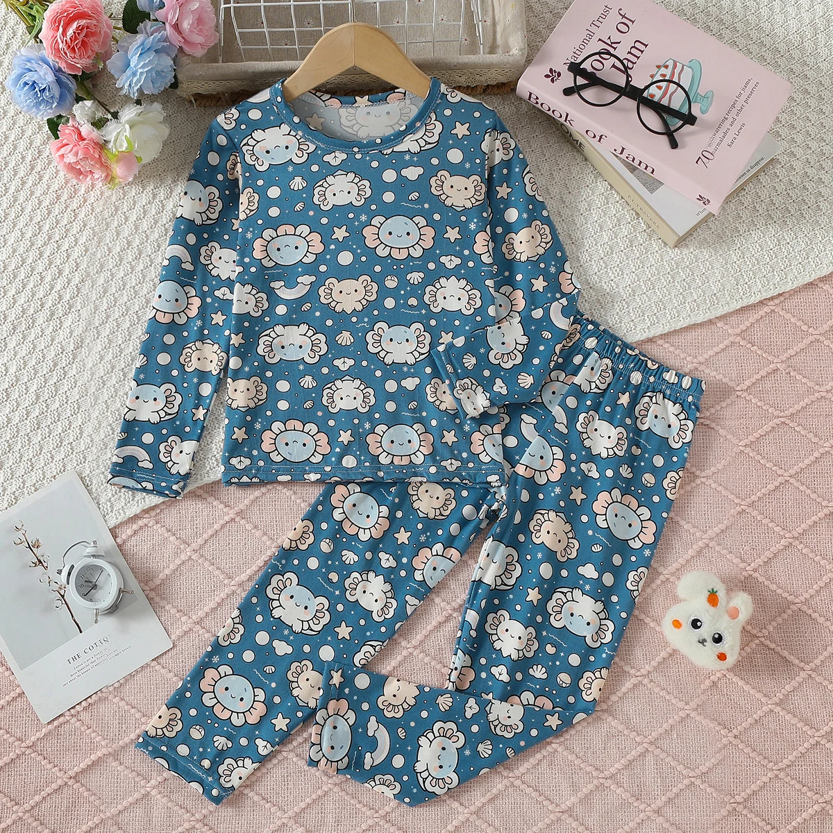 2-teiliges Set aus warmer, mit niedlichen Cartoon-Motiven bedruckter Unterwäsche für Herbst und Winter. Rundhals-Schlafanzug für Jungen und Mädchen. – Detail 2