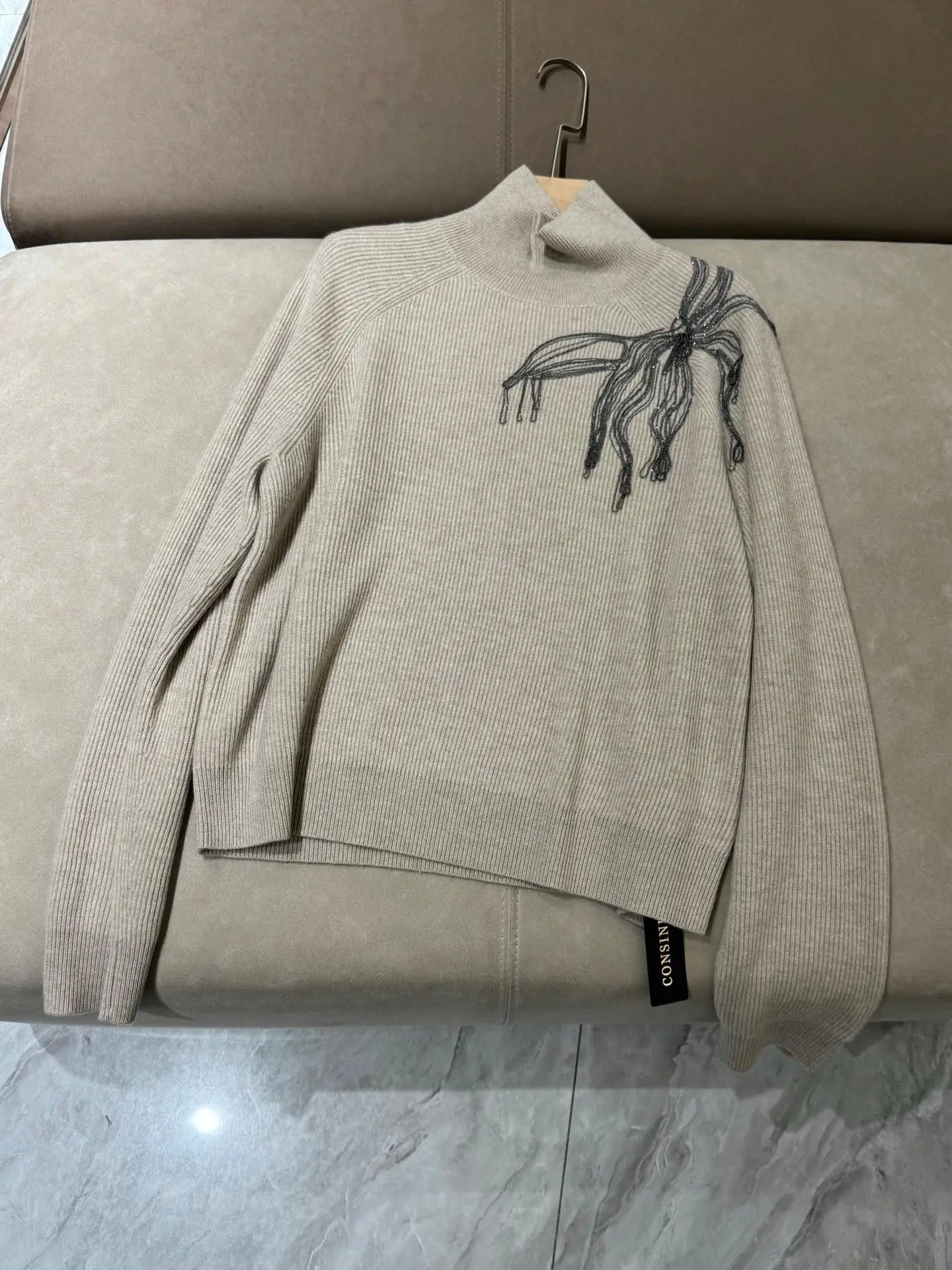 Lussuoso maglione da donna in maglia di cashmere al 100% con nappe a catena e collo medio alto