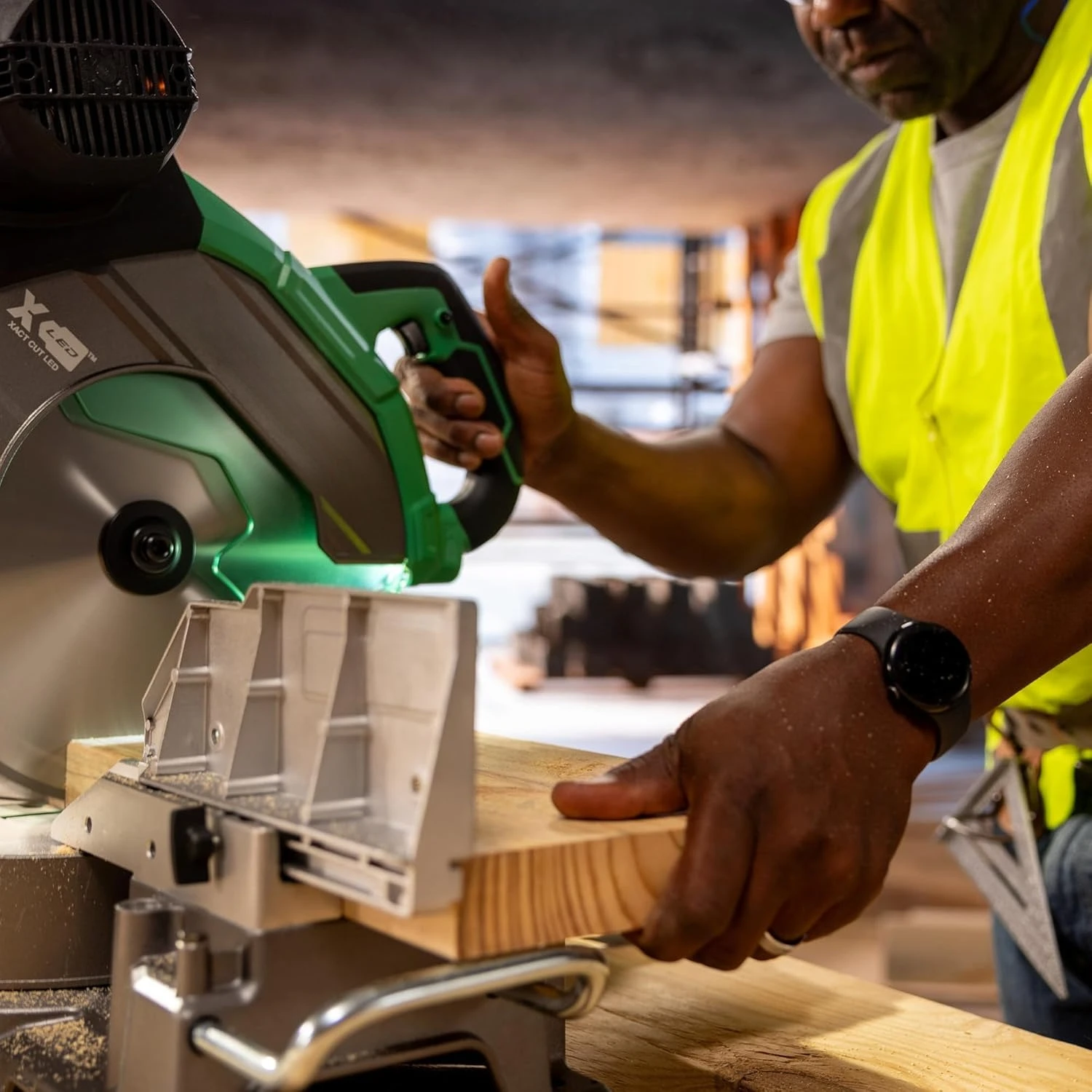 

12-дюймовая торцовочная пила с двойной фаской, скорость без нагрузки 4000 об/мин, 45 ° Диапазон конирования влево и вправо, прецизионные углы скоса