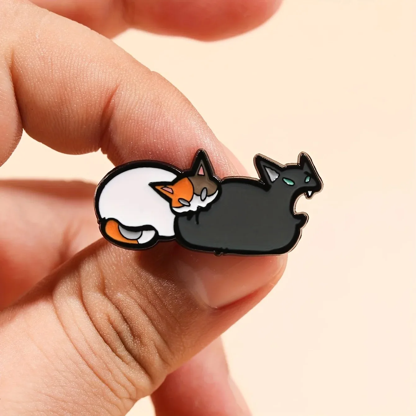 1個入りの猫エナメルブローチ - かわいい猫のデザインで、襟、バッグ、ジュエリーに最適です。