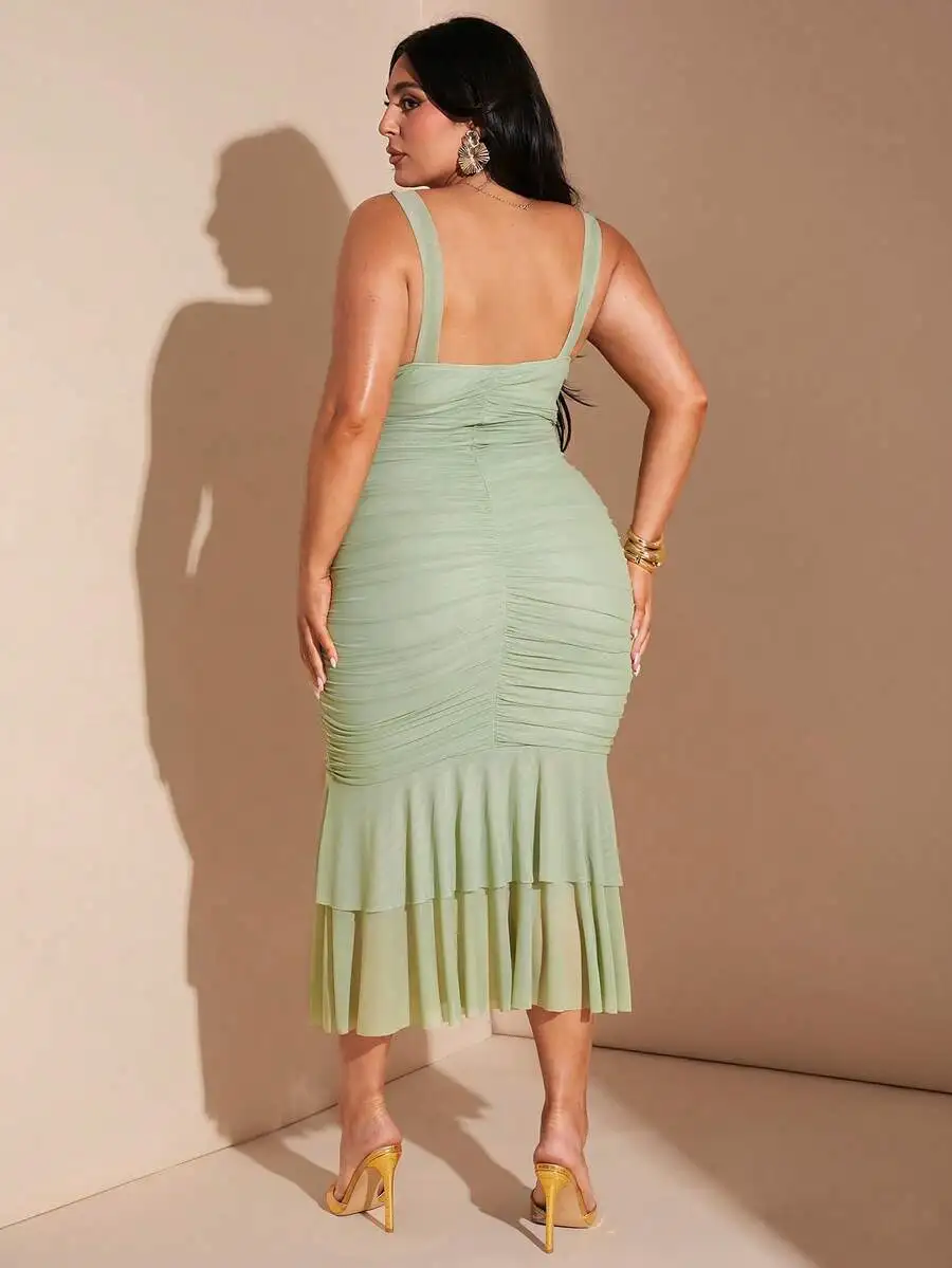 

Мятно-зеленое платье миди с V-образным вырезом, драпировкой и многоярусным подолом с рюшами