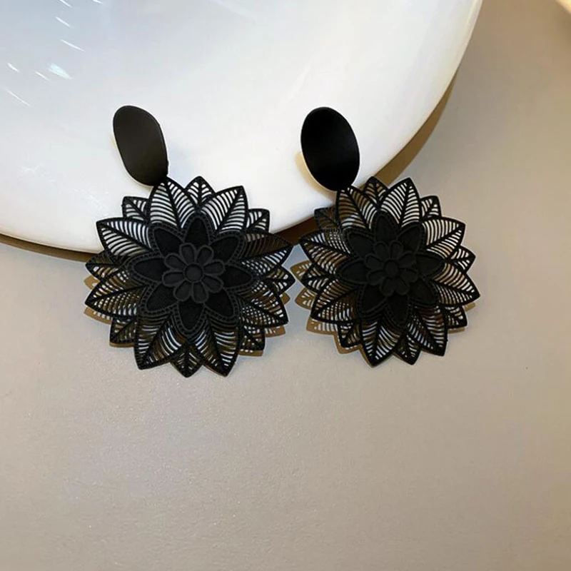 Vintage Big Black Flower Clip on Earrings for Women Exaggerated Rock Personality Non Pierced Earrings Wedding Party Jewelry