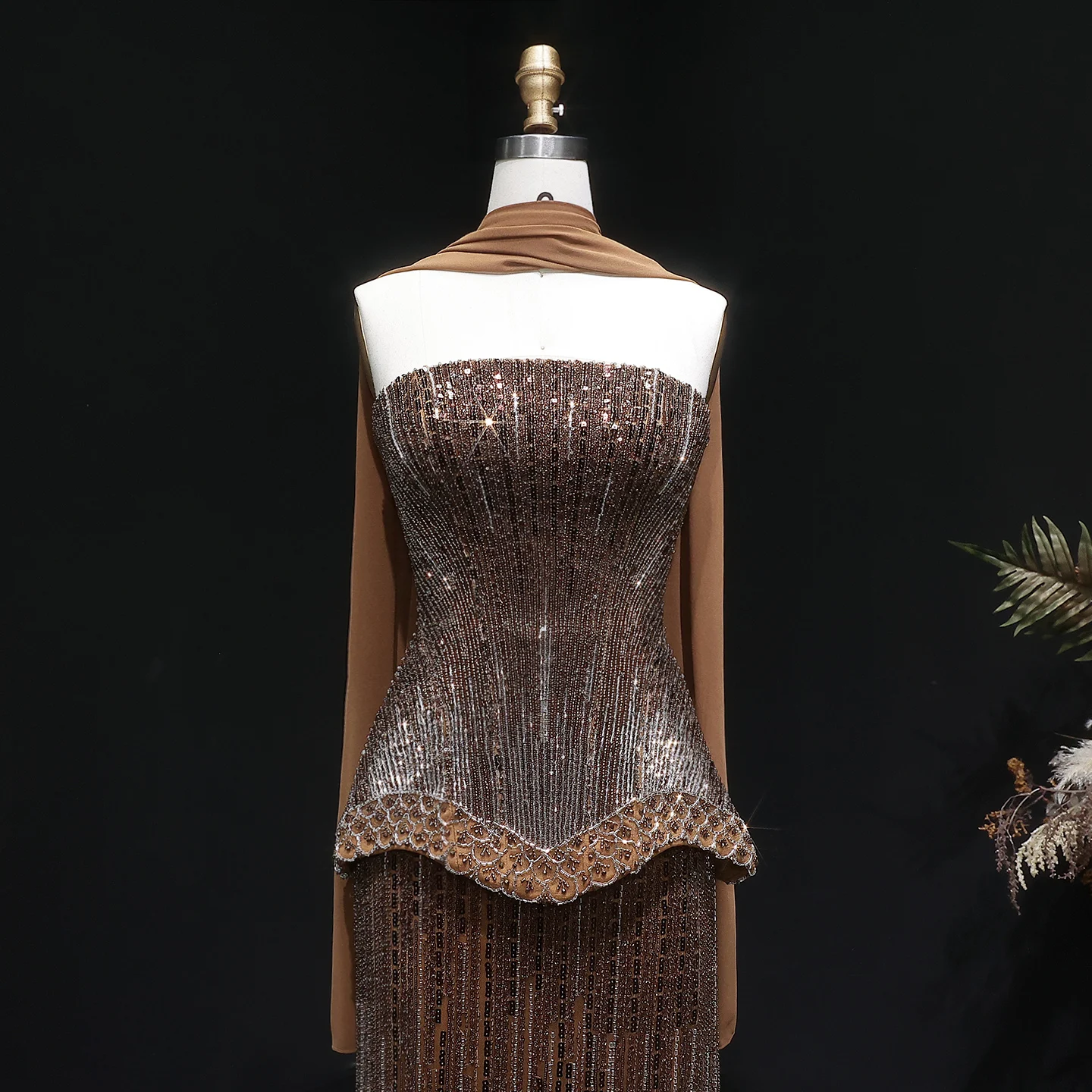 Sharon Said Luxuriöses Dubai-Orangefarbenes Abendkleid mit schweren Pailletten und Perlenstickerei 2026, trägerloses Kleid mit Schal, arabisches Party-Ballkleid SS560, maßgeschneidert – Detail 23