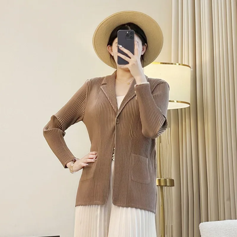 

Короткая куртка Miyake, женская осенне-зимняя новинка, удобный эластичный плиссированный черный топ, повседневный костюм, рубашка цвета хаки с воротником-стойкой, женская