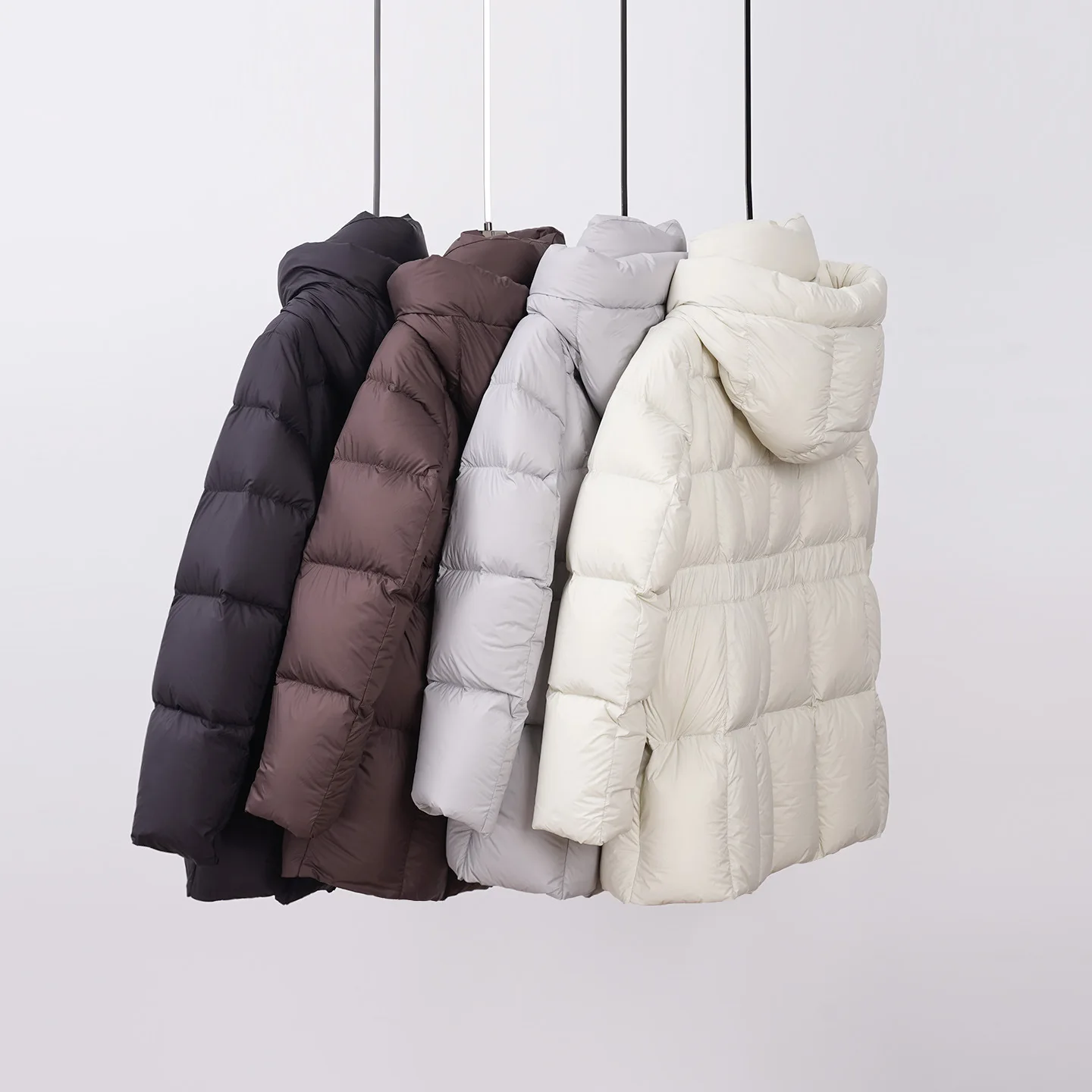 Moda autunno/inverno: piumino d'oca di media lunghezza aderente in vita con cappuccio leggero e non volto al 95% in piuma d'oca bianca per le donne