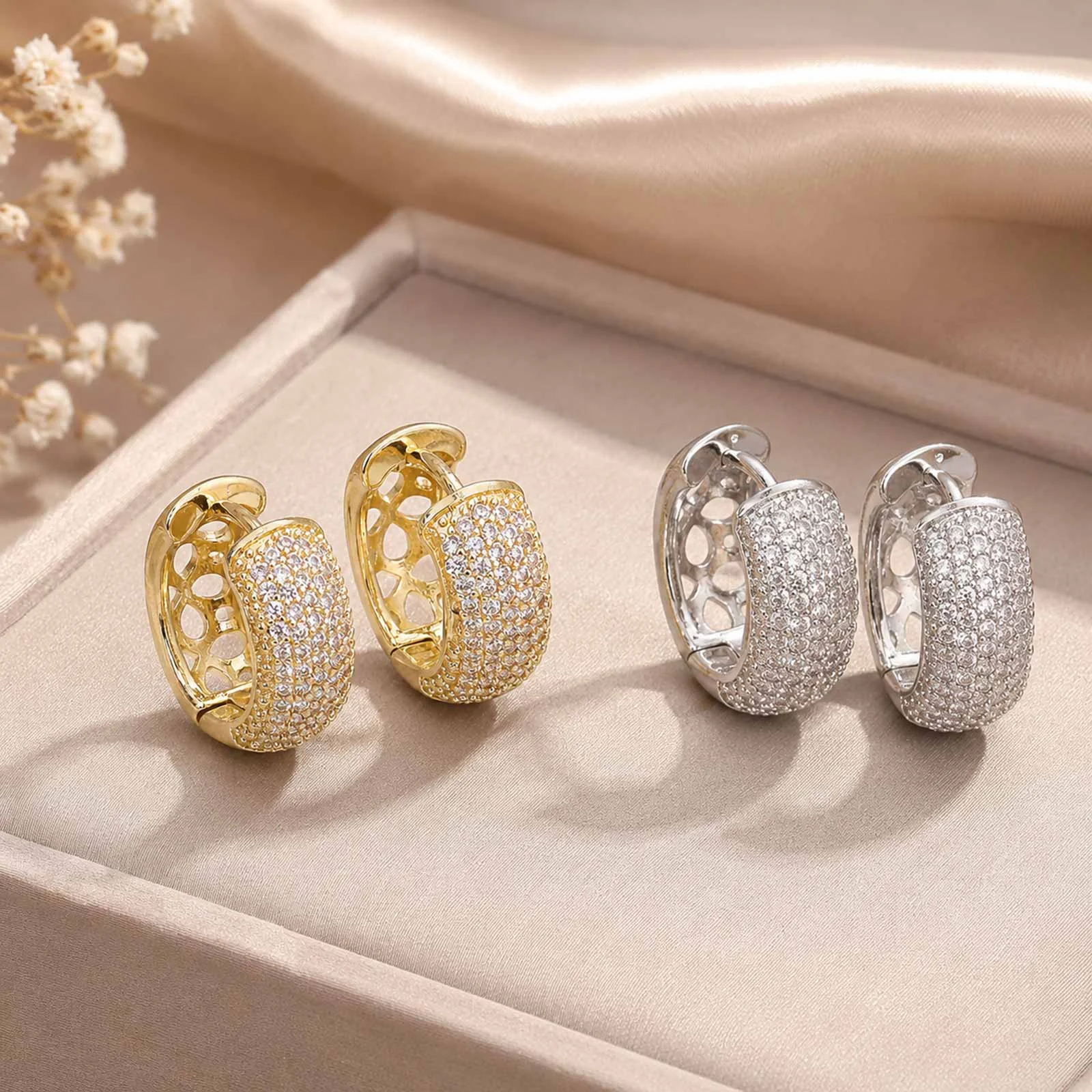 Klobige geometrische Creolen mit Zirkonia-Besatz für Damen, Hohle Rückseite, Trendiger Modeschmuck für Frauen
