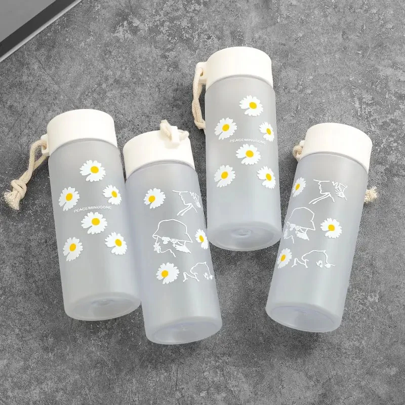 1pc 550ml/18.6oz Small Daisy Transparent Plastic Water Bottle Creative Frosted Water Bottle With Portable Rope Travel Teacup image 3