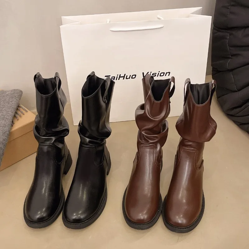 Botines de tacón ancho sueltos de nuevo estilo de invierno, botas de mujer a media pantorrilla a la moda, botas de moda informales de color sólido 2025