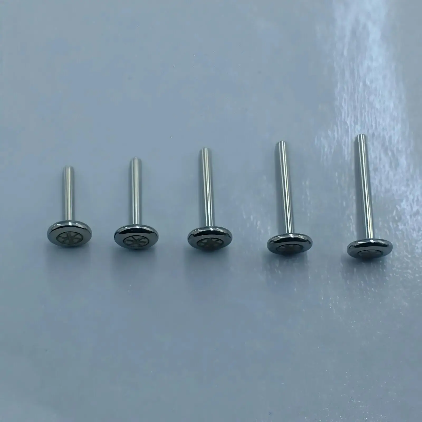 ASTM F136 التيتانيوم 16 جرام تاج صغير Labret الغضروف قرط الاذن المرصع اللولب محارة الزنمة شقة الظهر الأذن ثقب المجوهرات مع صندوق هدية