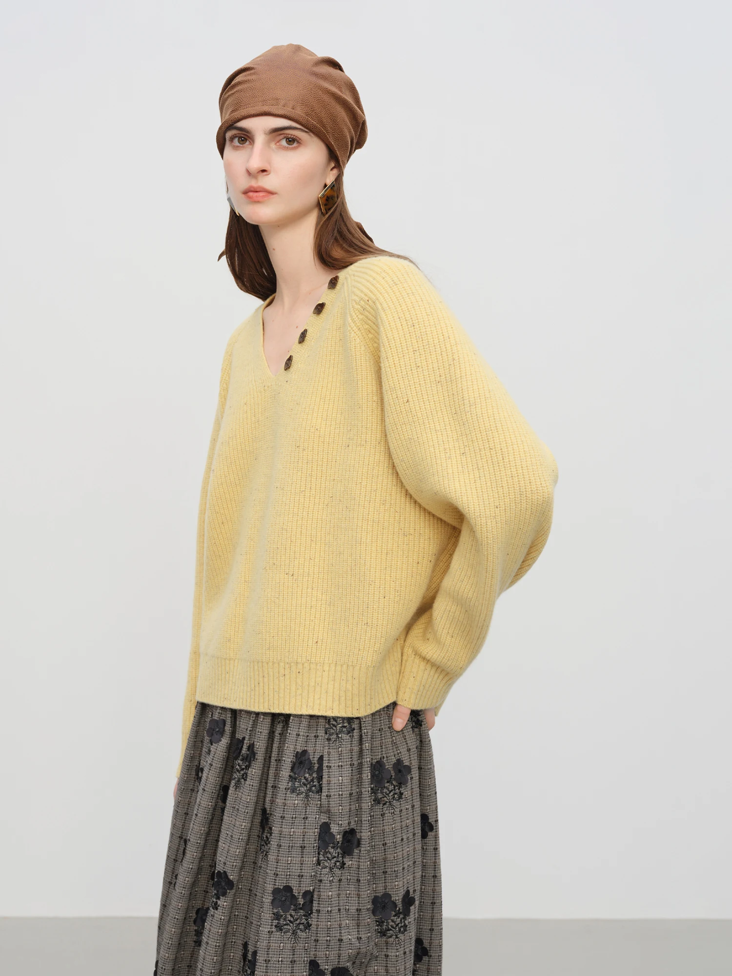 FSLE【Premium Series】เสื้อสเวตเตอร์ถักคอวีสำหรับผู้หญิง คอลเลคชั่นฤดูหนาว 2025 ดีไซน์ผ้าพันคอ - ทรงหลวมใส่สบาย สัมผัสนุ่ม