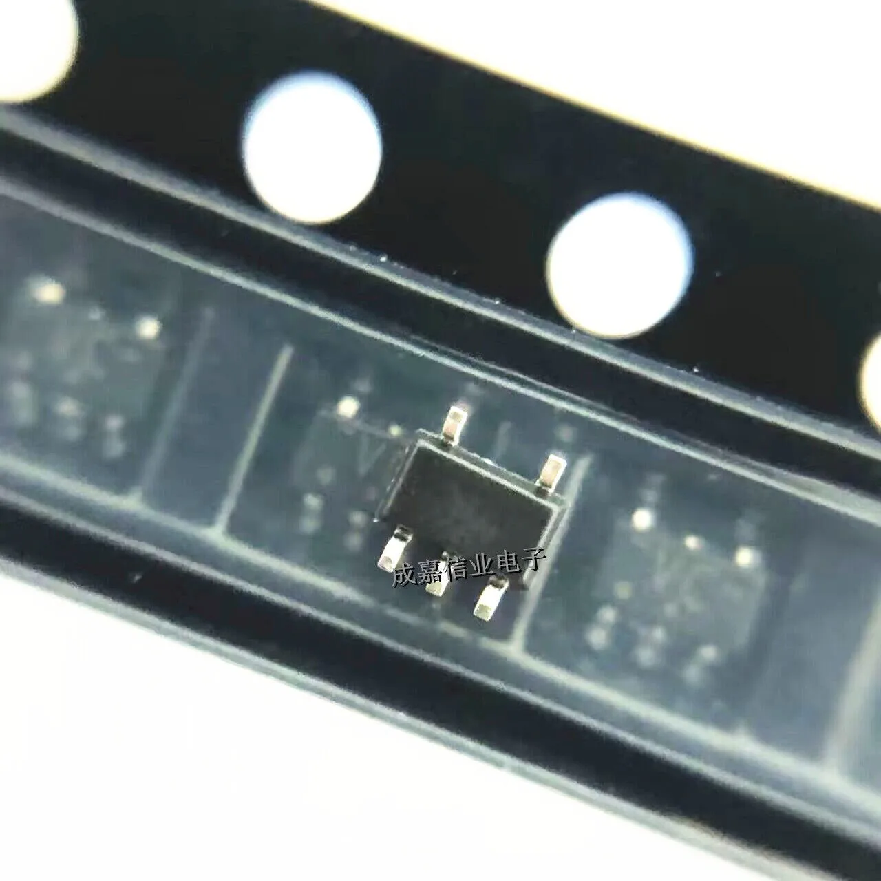 100pcs/Lot 74LVC1G04GW,125 TSSOP-5 MARKING;VC Inverters 1 Circuit CMOS 1.65 V-5.5V Operating Temperature:- 40 C-+ 125 C