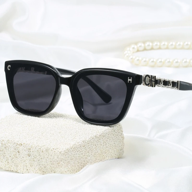 

2025 New European & American Style Sunglasses Women, High-End Square Frame with Chain Large Fashion Casual UV400 Shades