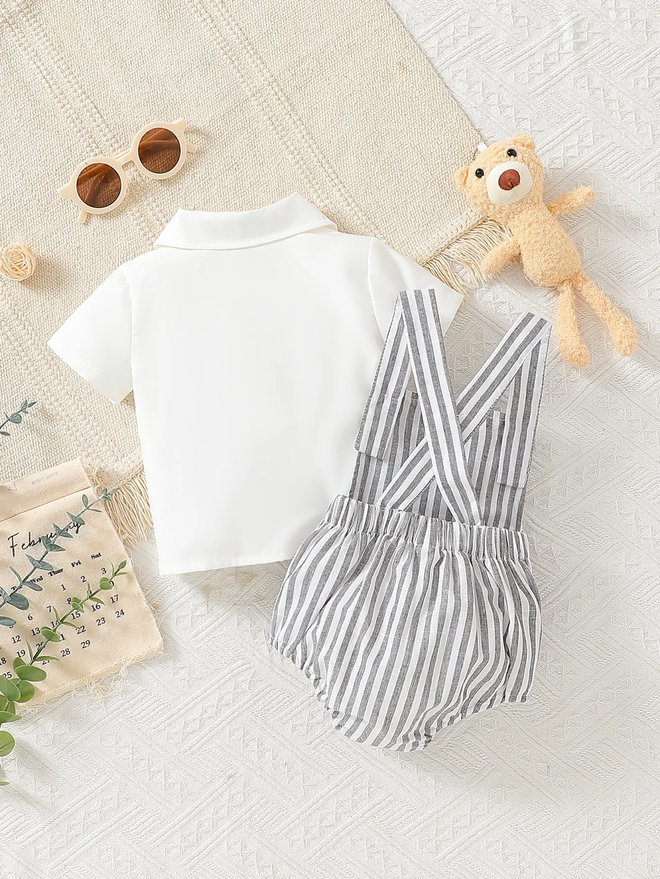 طقم مآزر حفاضات صيفية رفيعة للأطفال الأولاد والبنات مع تي شيرت بأكمام قصيرة وزرة طقم مكون من قطعتين