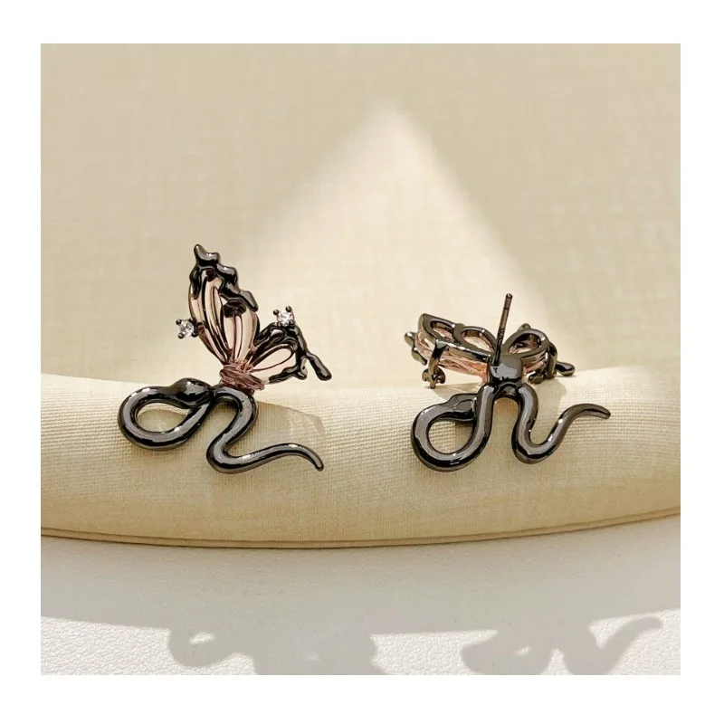 

Dark Gothic Retro Diamond-encrusted Butterfly Stud Earrings Women's Niche Trend Light Luxury Earrings