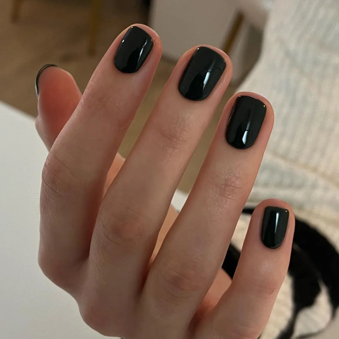 24 Stück Einfarbige Aufklebenägel Kurze Quadratische Runde Künstliche Nägel Glänzende Dunkle Nagelkunst Tragbare Abnehmbare Frühlings-Kunstnägel ﻿