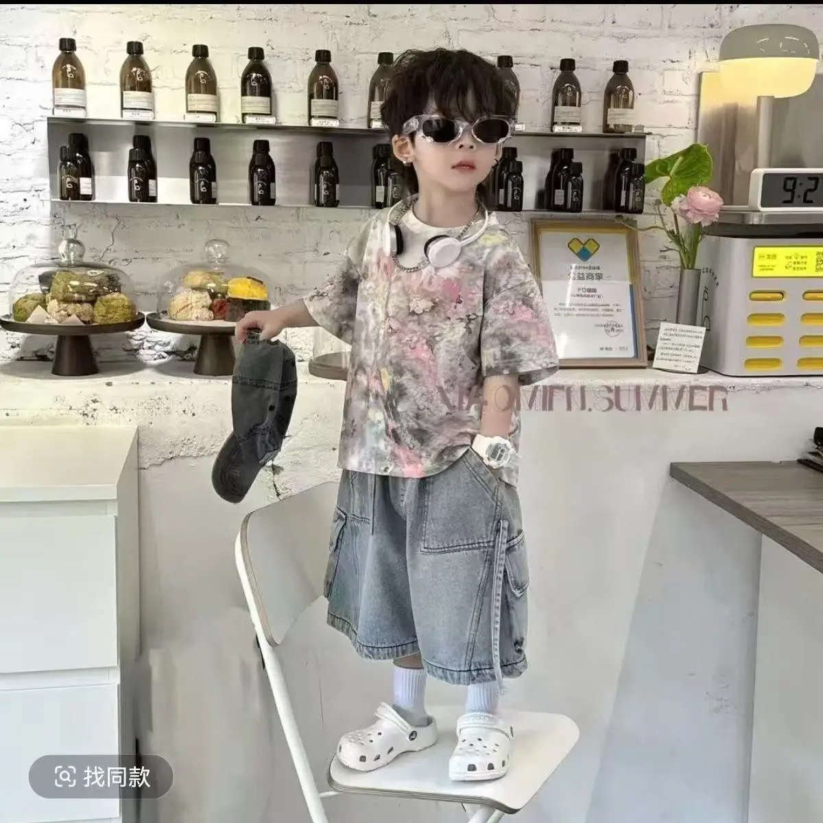 

Boys Tie Dye Short Sleeved T-shirt Retro Jeans Set Fashionable and Casual Summer Top Capris Overalls Two-piece Set