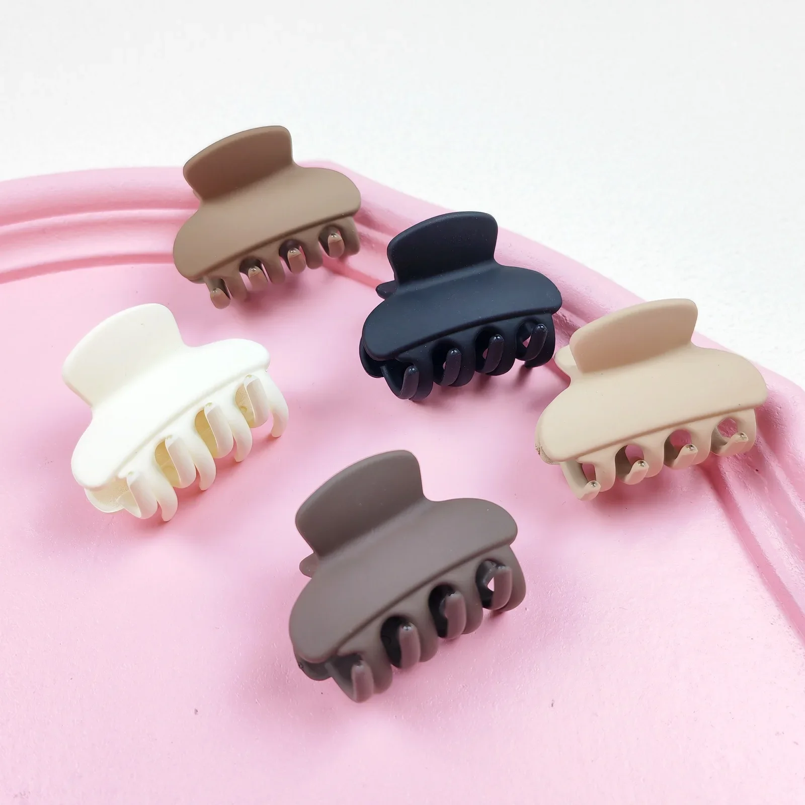 Рисунок 3 - заколки для волос среднего натурального цвета