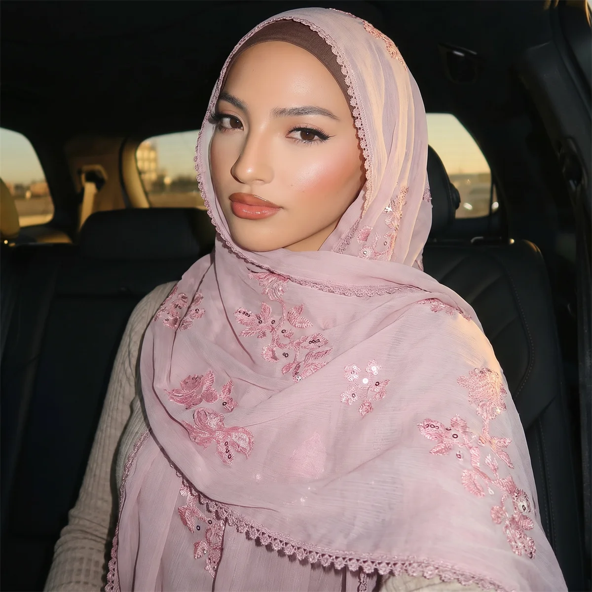 Island Silk Crinkle Hijab für Frauen, exquisite Blumenstickerei, muslimisches Kopftuch, leicht schimmernde Textur, langer Schal mit Perlen. – Detail 7
