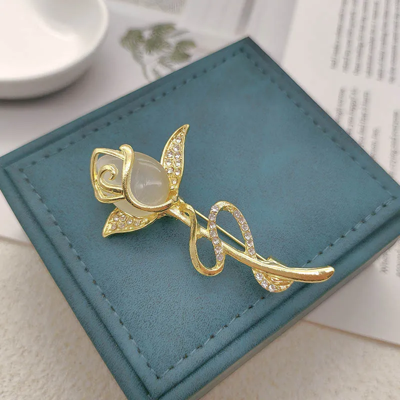 Broche rosa de alta gama, estilo de alta gama de nicho para mujer, broche de tulipán, pin retro, accesorio de hebilla de bufanda de seda