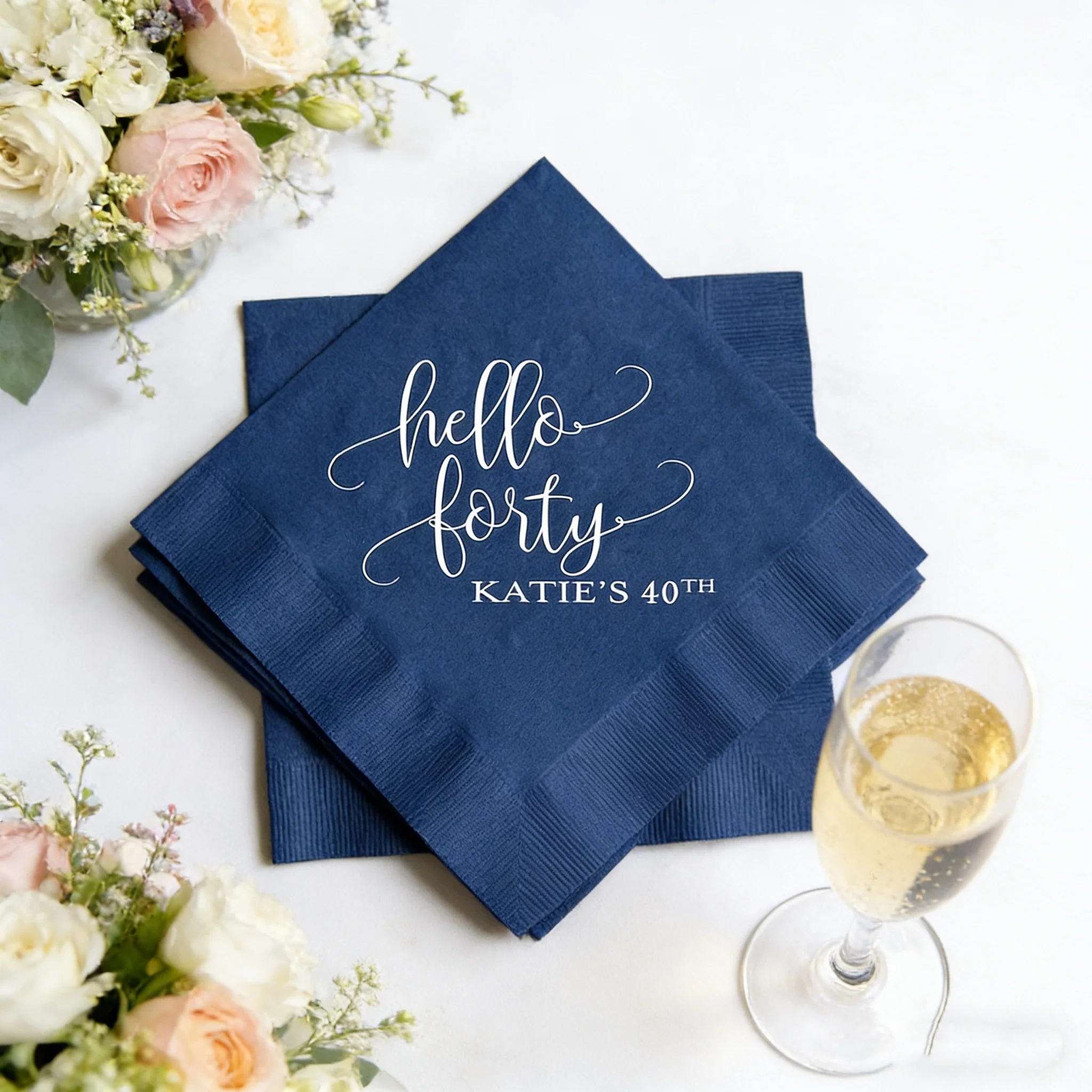 

50 шт. персонализированных салфеток с фольгированным принтом для дня рождения, мягкие, экологичные, пригодные для переработки, для украшения праздничных мероприятий