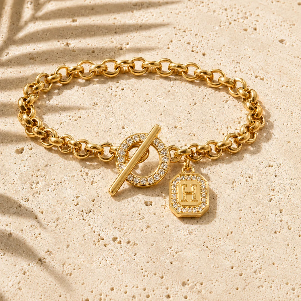 Vergoldete Personalisierte Initialen-Charm-Armbänder für Damen und Herren mit Kubischem Zirkonia und Knebelverschluss - Schmuckgeschenk für den Alltag – Detail 11