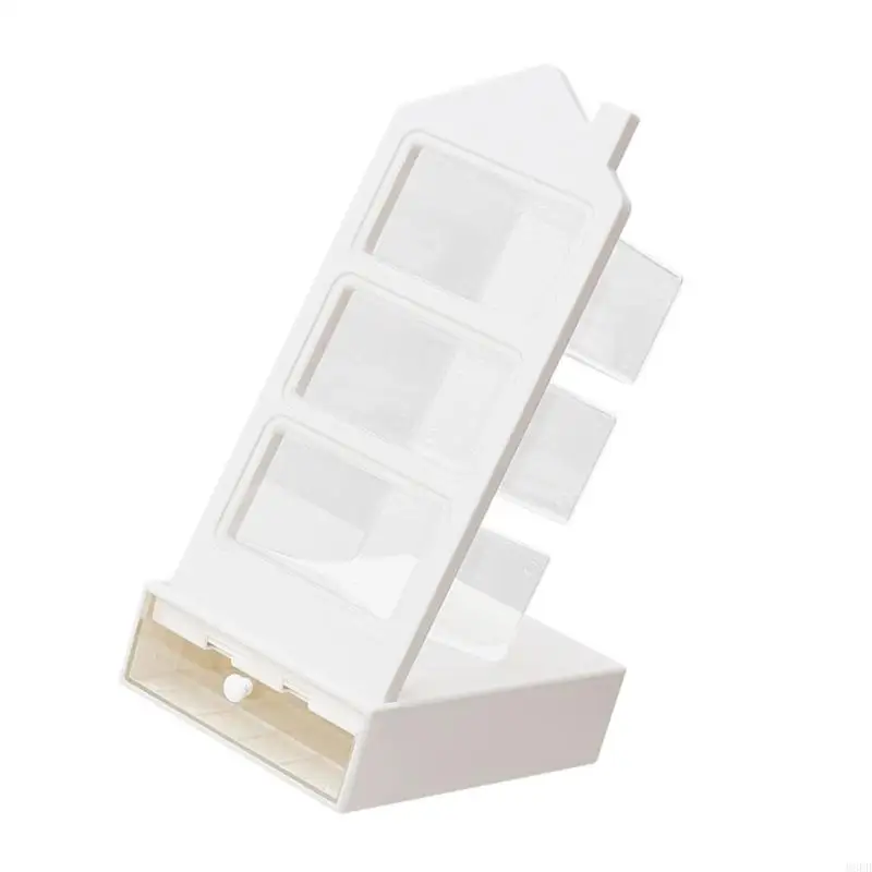 

Организаторы на столах с многофункциональными ручками.