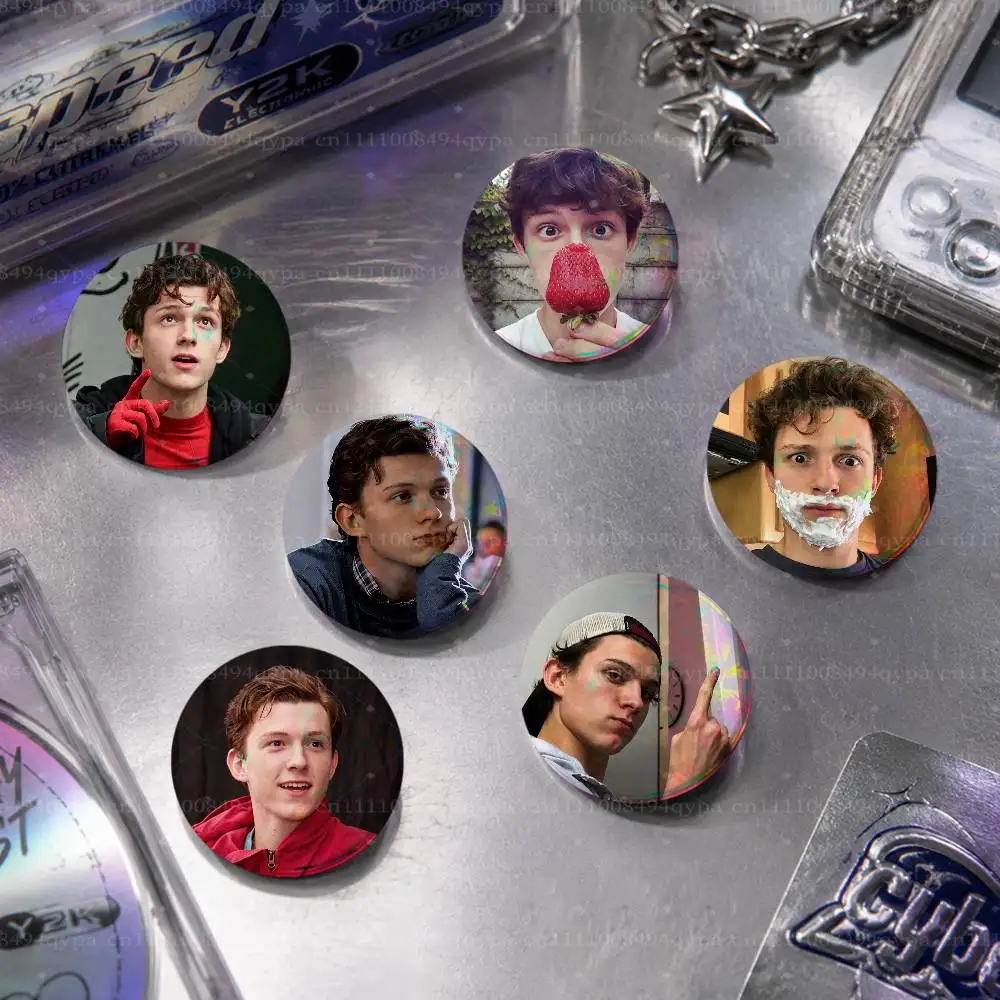 T-Tom Holland Actor Pin Buttons Round Badge for Clothes Bags Hats Pins Accessories Backpacks Tote Bags Outfit Decor