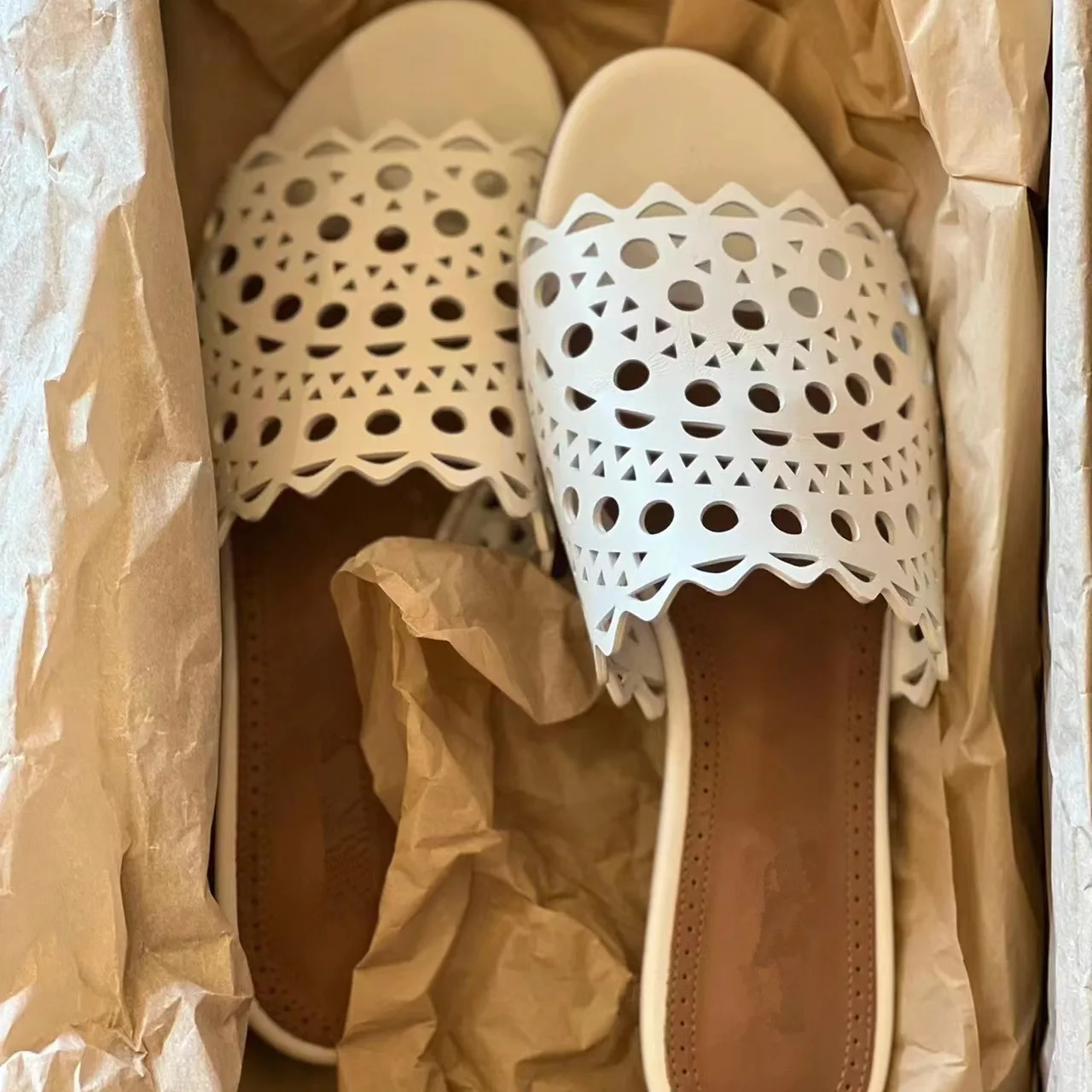 Women's Summer Fashion Laser Carved Leather Hollow out Flat Heel Sandals Comfortable Rubber Sole Easy to Wear Casual Slippers